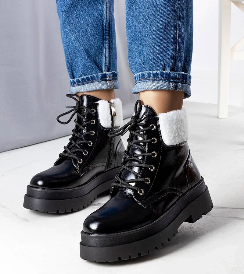 Czarne ocieplane traperki z kożuszkiem