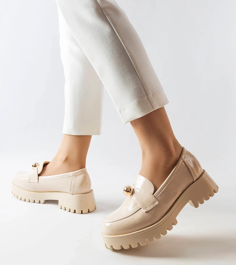 Beżowe lakierowane półbuty