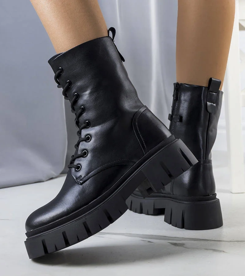 Czarne botki na masywnej podeszwie