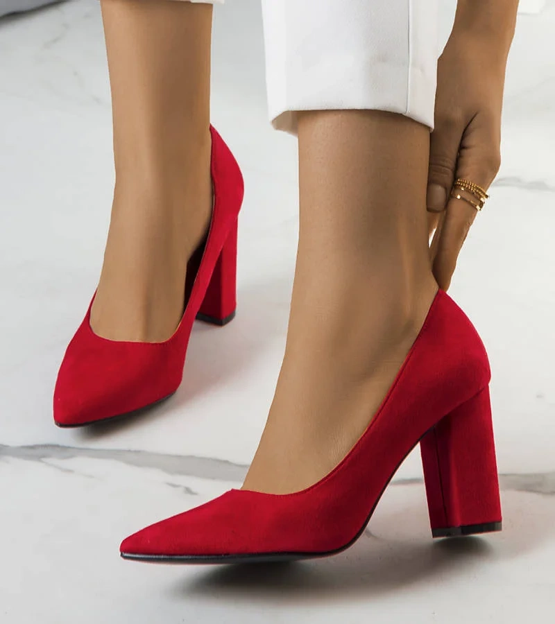 Czerwone czółenka na obcasie