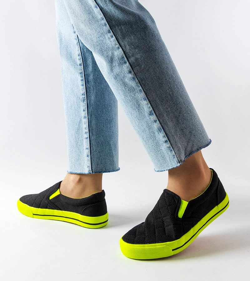 Czarne pikowane tenisówki materiałowe