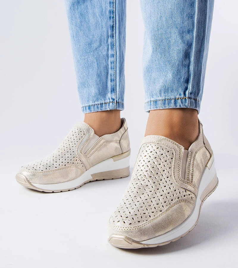Złote wsuwane sneakersy na koturnie zdobione perforacją