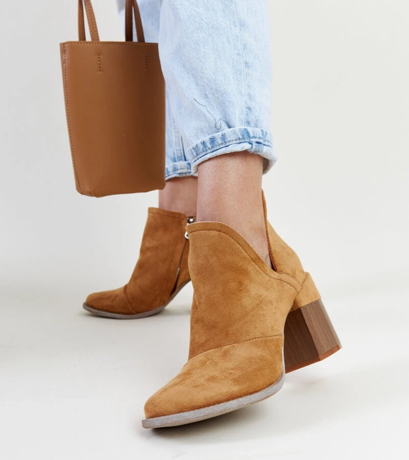 Brązowe botki z wcięciem na klocku