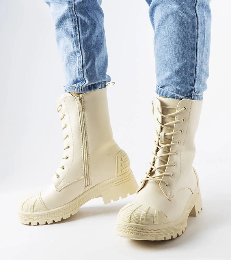 Jasnobeżowe botki na grubej podeszwie