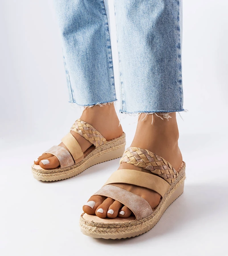 Beżowe klapki na koturnie