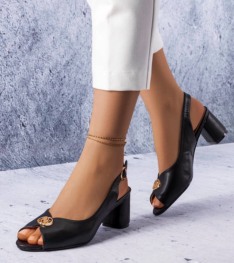 Czarne sandałki z delikatną złotą ozdobą