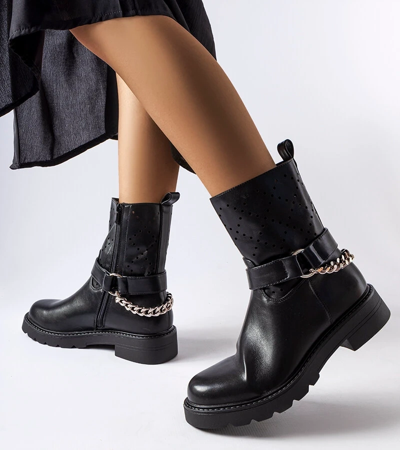 Czarne ażurowe botki z łańcuchem