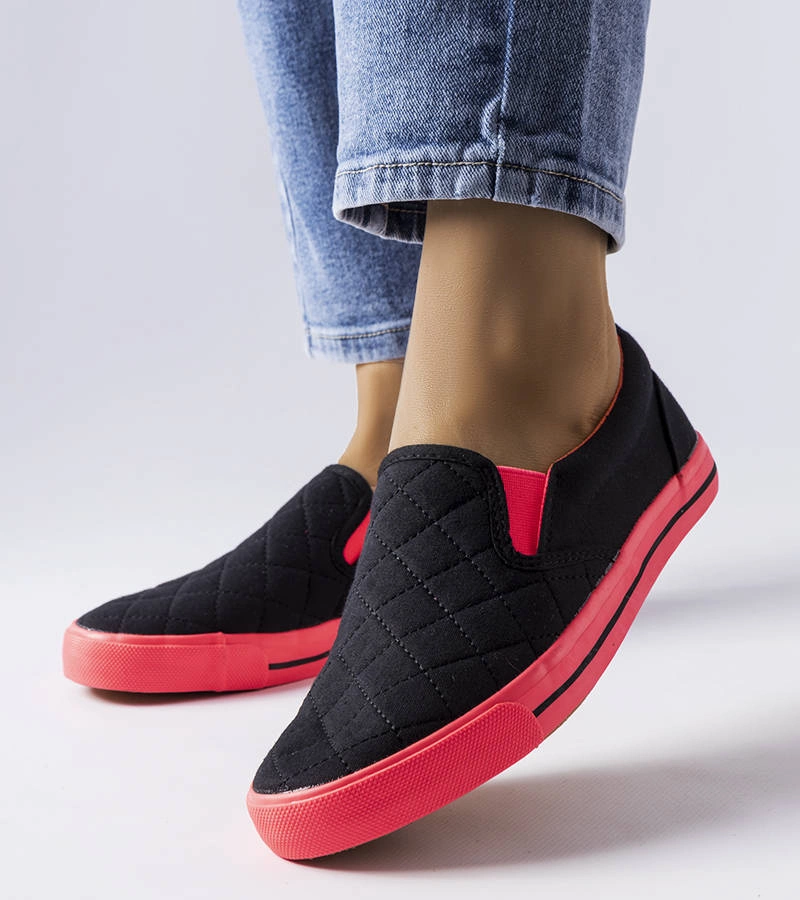 Czarne pikowane tenisówki materiałowe