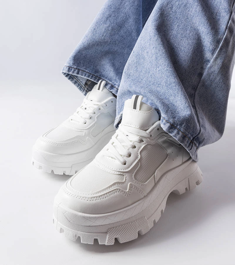 Białe sneakersy na pogrubionej podeszwie