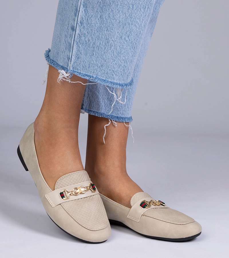 Hers Beżowe mokasyny o matowym wykończeniu ze złotą ozdobą