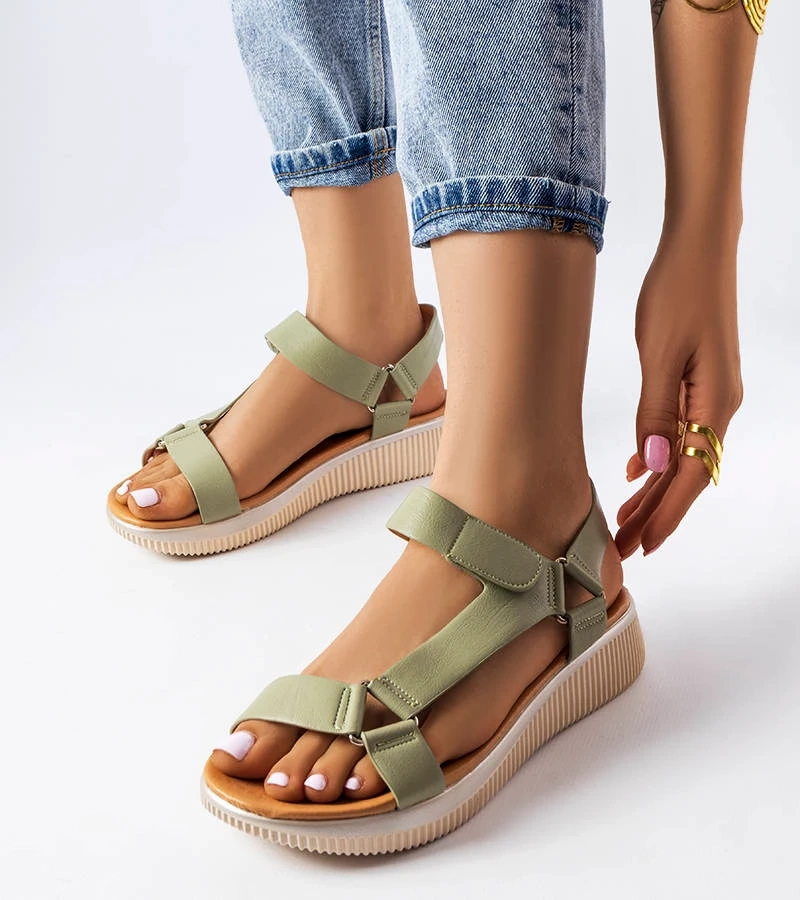 Zielone sandały na niskiej koturnie