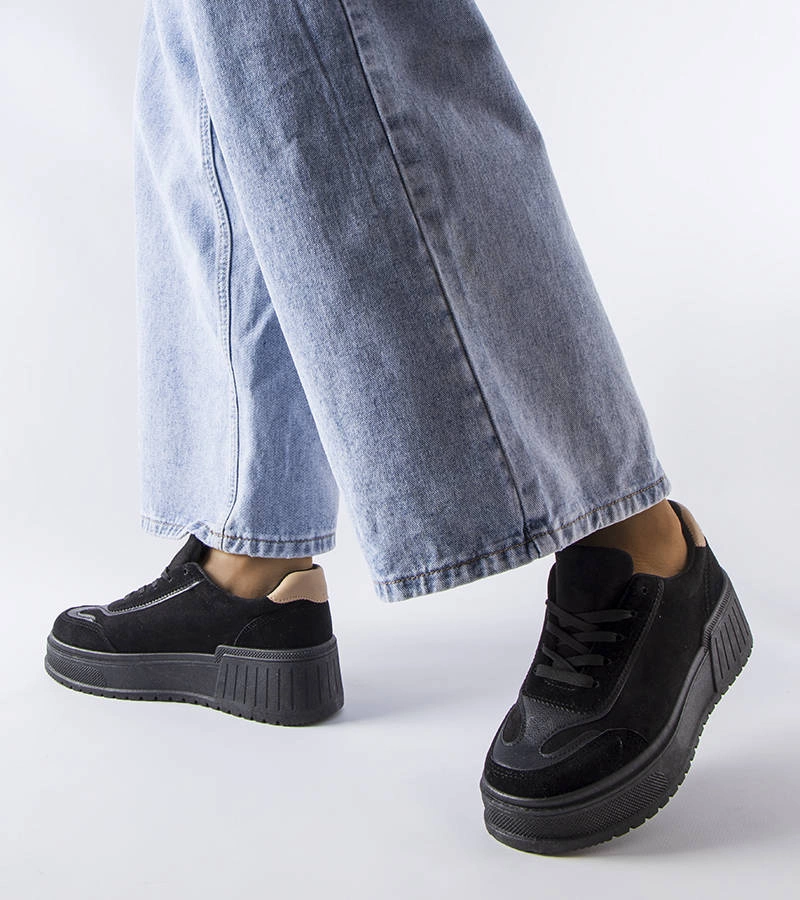 Czarne sneakersy na grubszej podeszwie