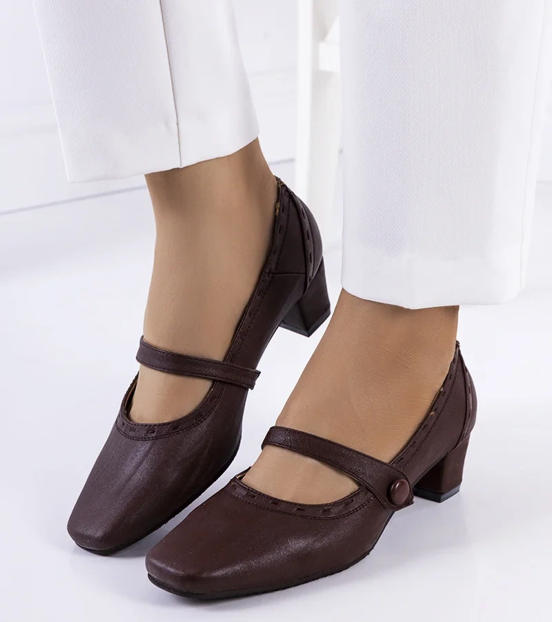 Brązowe czółenka na niskim słupku