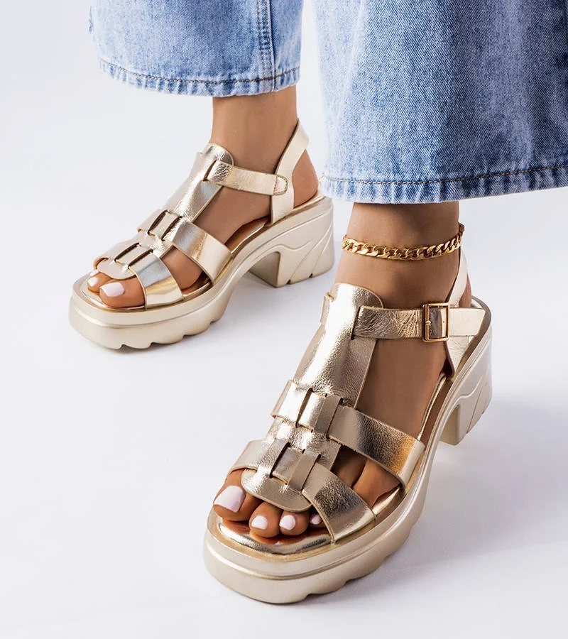 Złote sandały na niskim obcasie i platformie