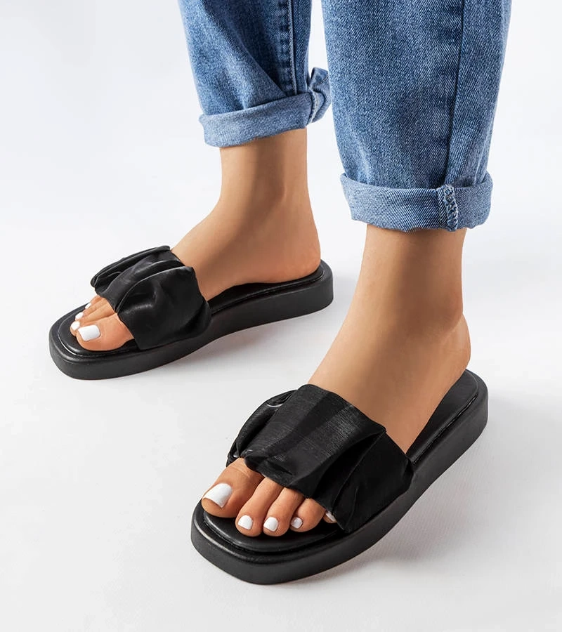 Hers Czarne klapki na platformie z marszczeniem