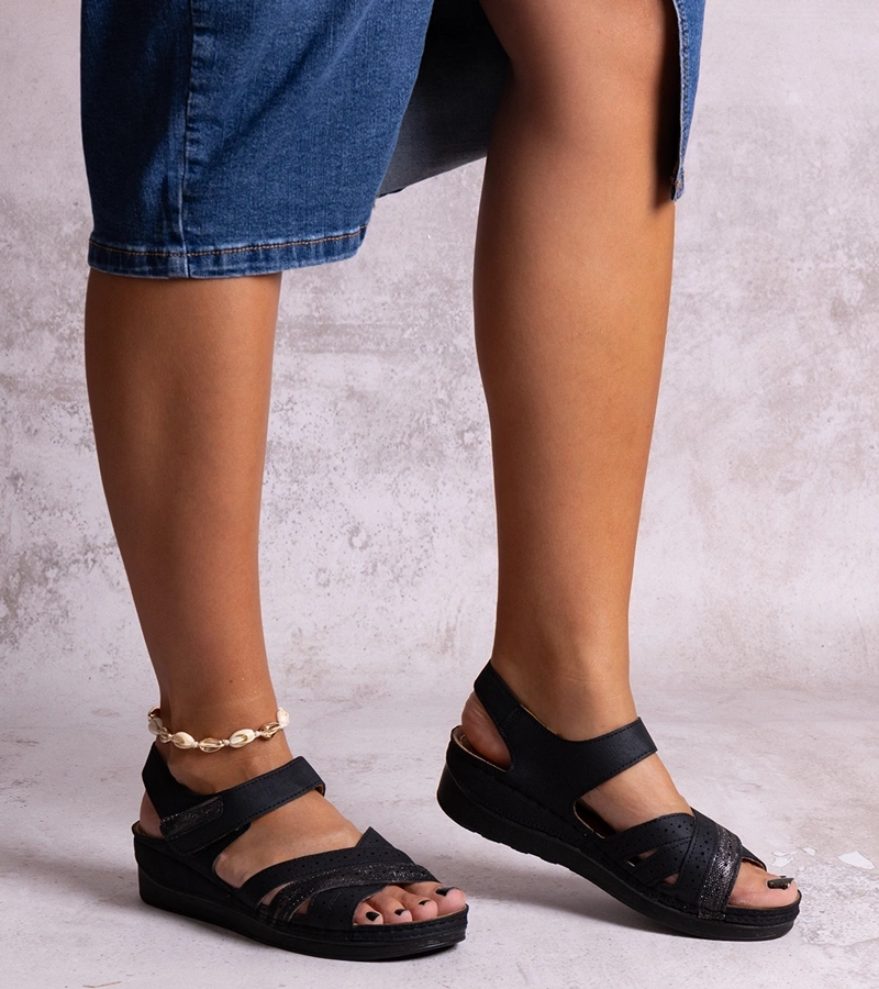 Czarne sandały na niskiej koturnie