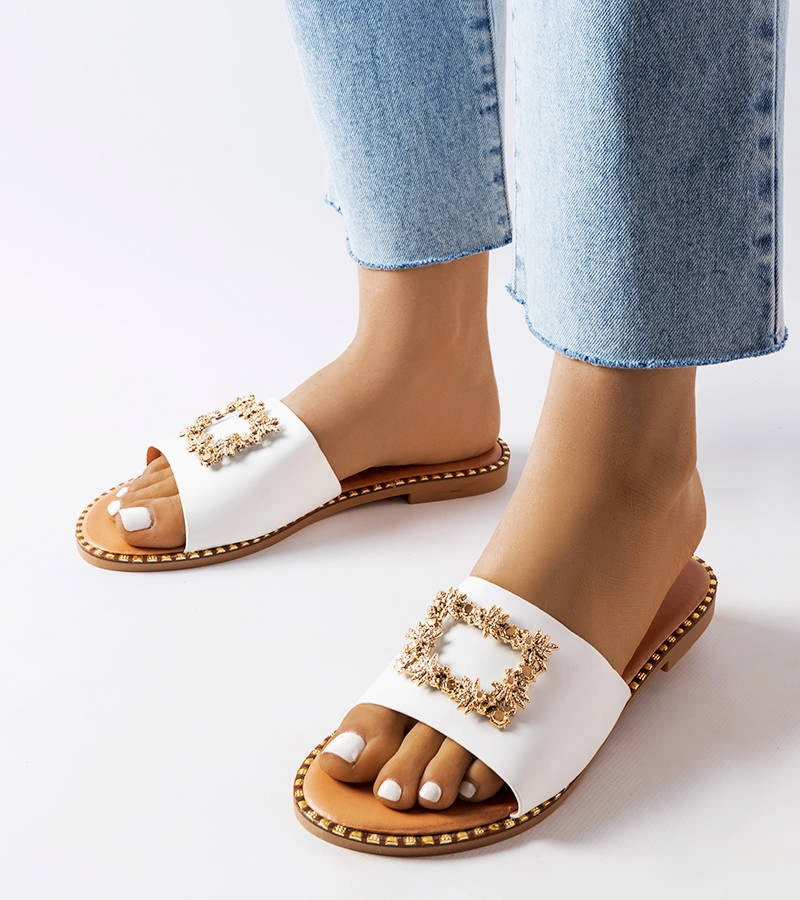 Białe klapki z ozdobą