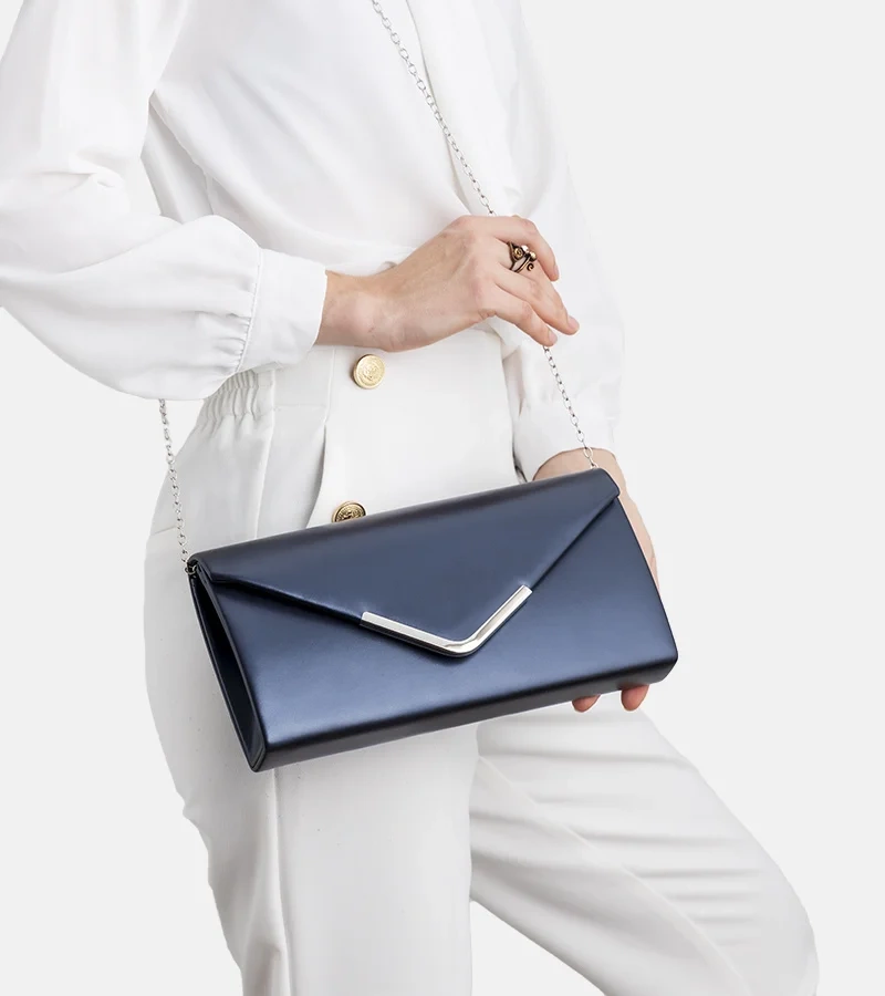 Granatowa perłowa kopertówka