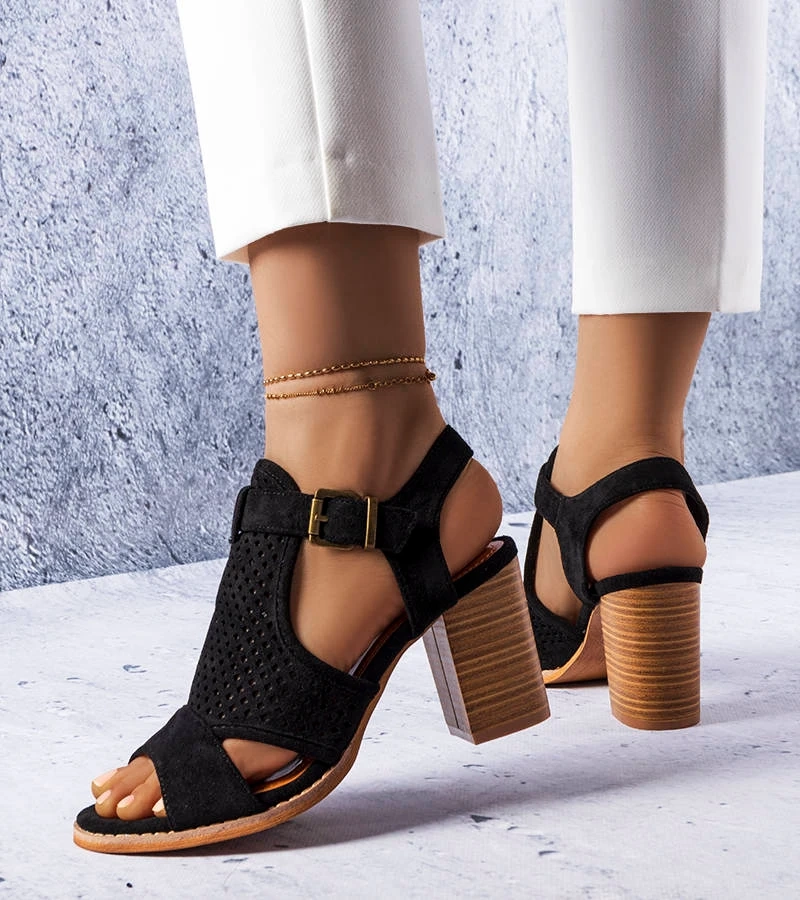 Czarne sandałki na niskim słupku