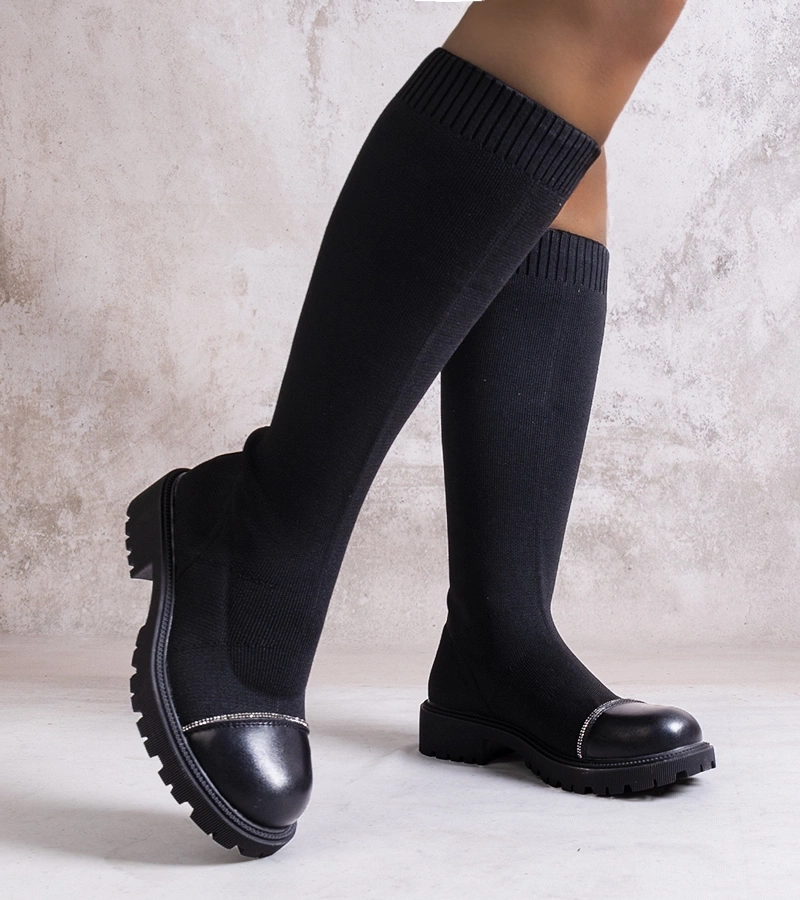 Czarne kozaki zdobione cyrkoniami