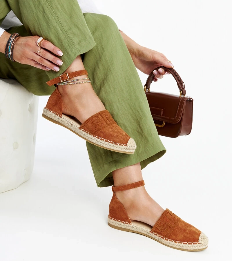 Granatowe espadryle z ozdobnym wyszyciem