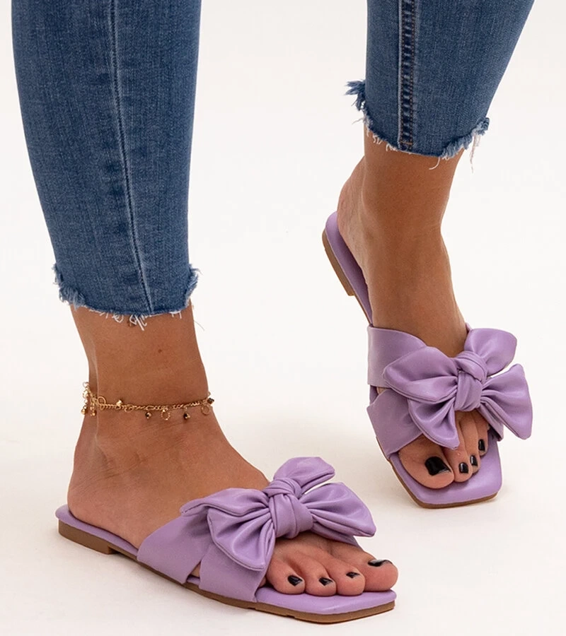 Fioletowe klapki z ozdobną kokardą