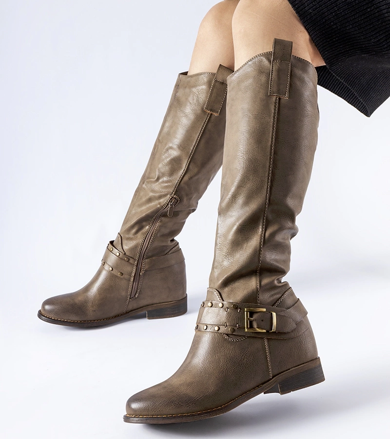 Brązowe wysokie kowbojki z ukrytym koturnem