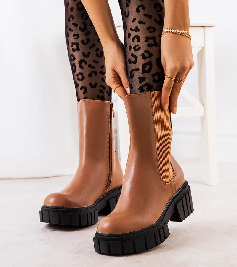 Brązowe modne botki