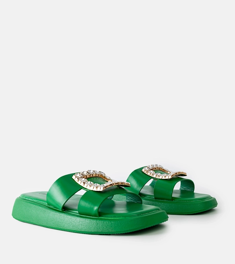 Zielone klapki zdobione cyrkoniami