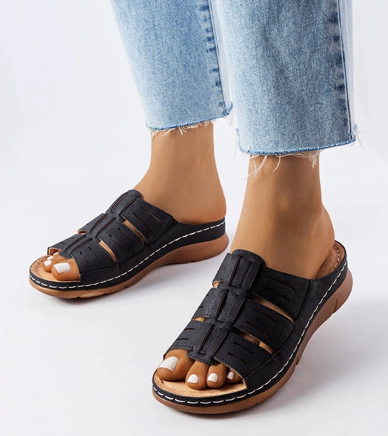 Czarne klapki na koturnie