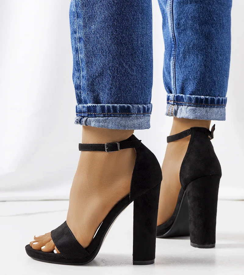 Czarne sandały na obcasie