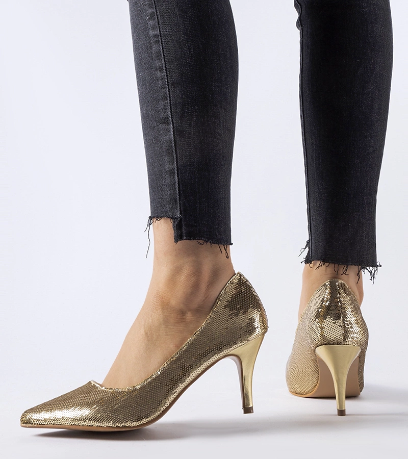 Złote cekinowe czółenka na szpilce