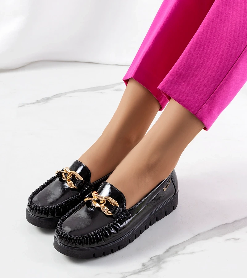 Czarne mokasyny lakierowane