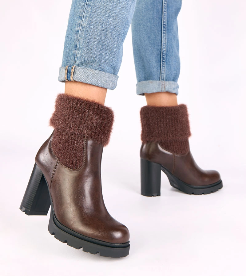 Hers Czarne botki na słupku z ozdobną cholewką