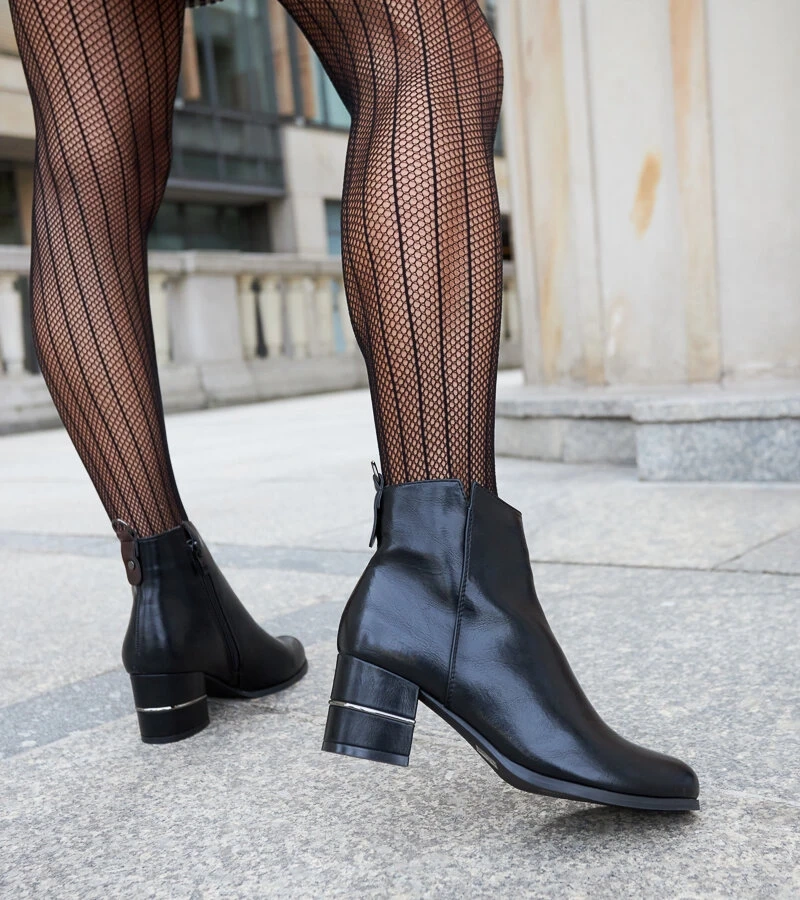 Czarne botki na ozdobnym słupku