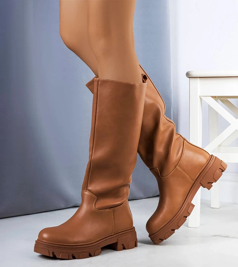 Brązowe ocieplane kozaki na wysokiej podeszwie