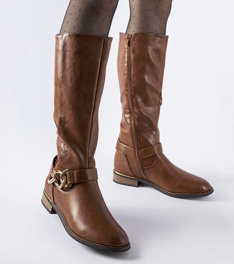 Brązowe ocieplane kozaki zdobione klamrą