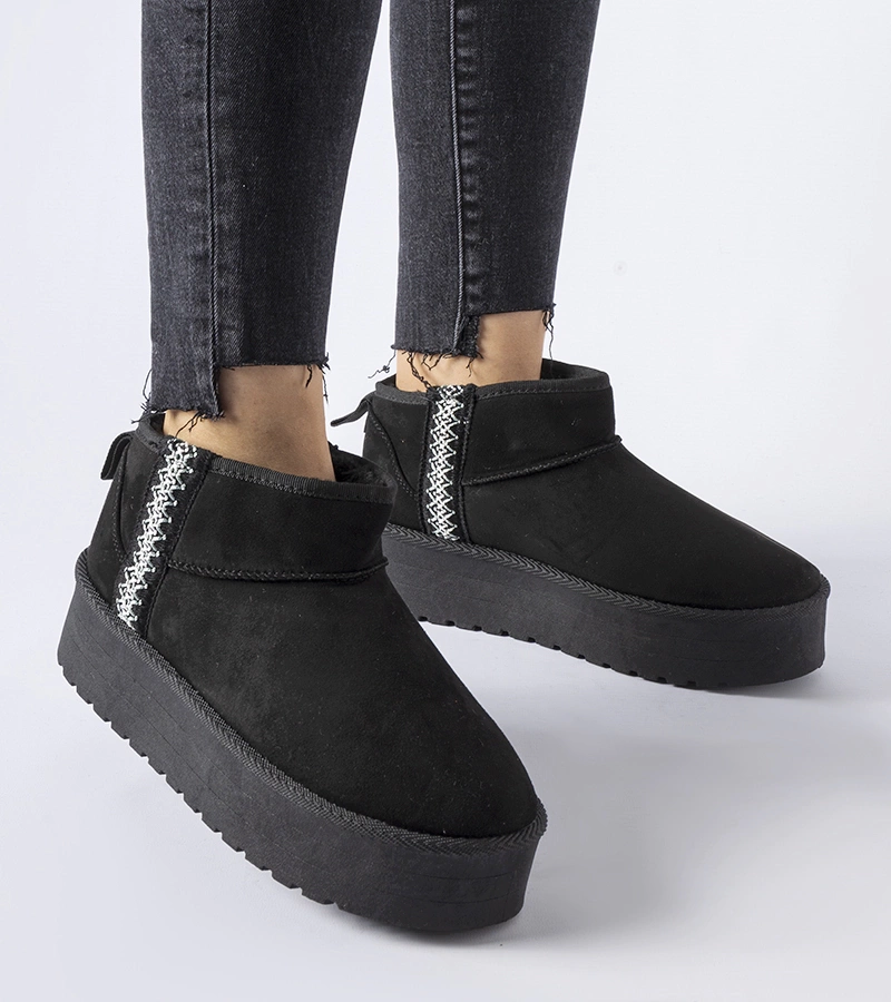 Czarne śniegowce na platformie