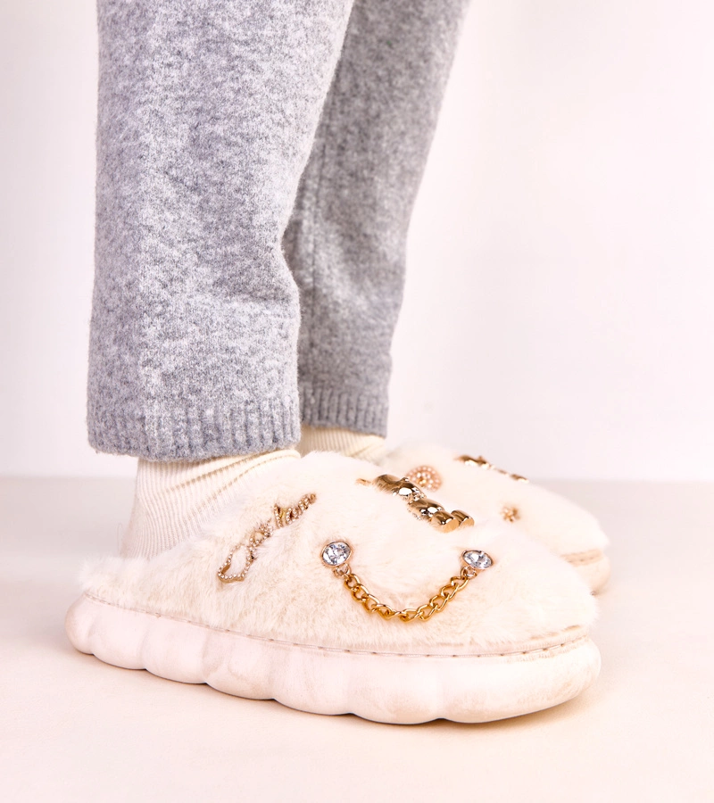 Hers Białe zabudowane kapcie z ozdobami