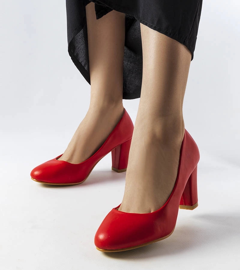 Czerwone czółenka z eko-zamszu na słupku