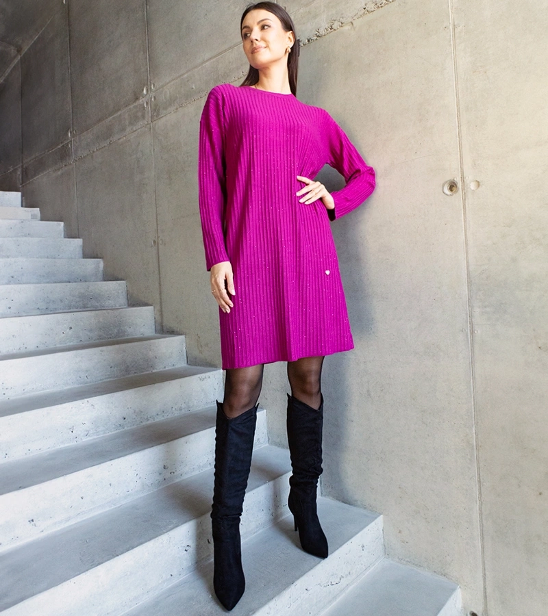 Ciemnoróżowa sukienka midi z połyskiem