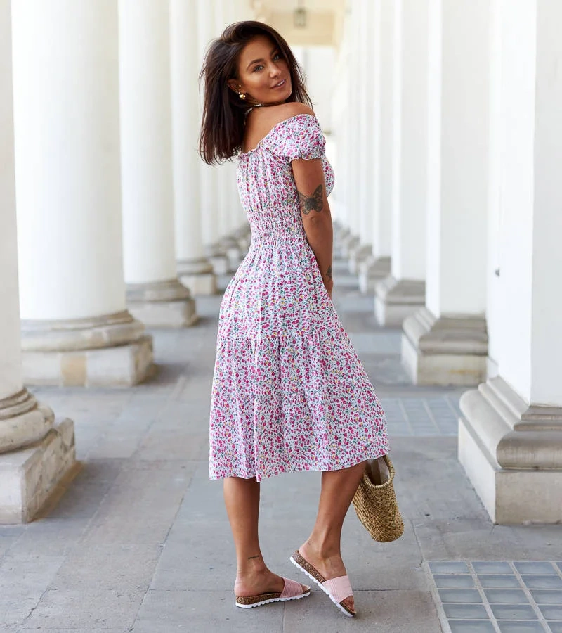 Sukienka midi w kwiaty z gumka w pasie