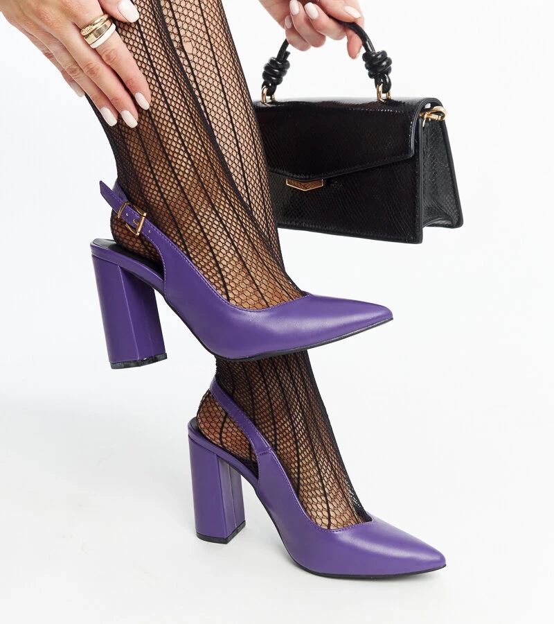 Fioletowe czółenka na słupku