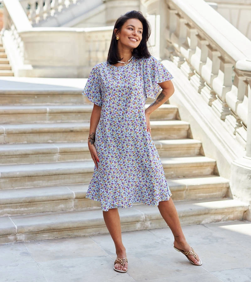 Niebieska sukienka w kwiaty