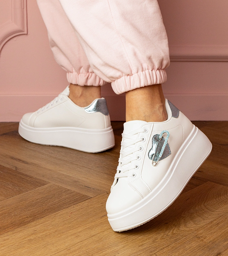 Hers Białe sneakersy ze niebieskim serduszkiem a cyrkoniową szpileczką
