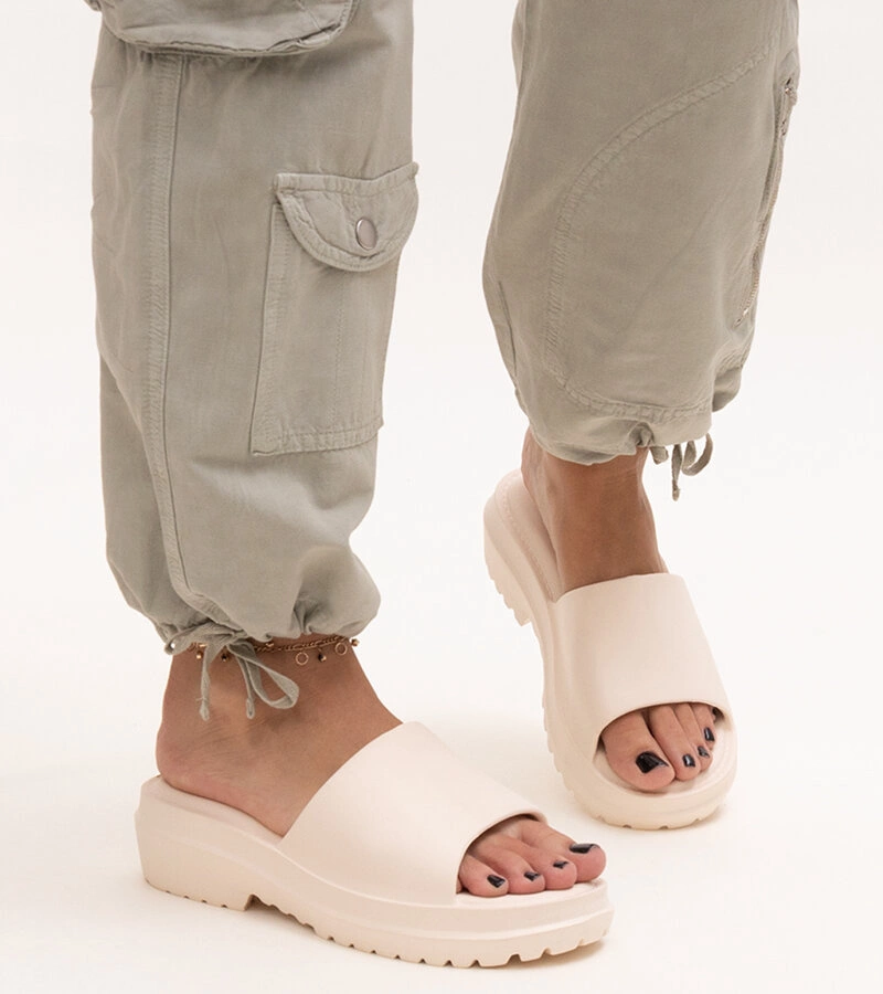 Beżowe klapki na grubej podeszwie