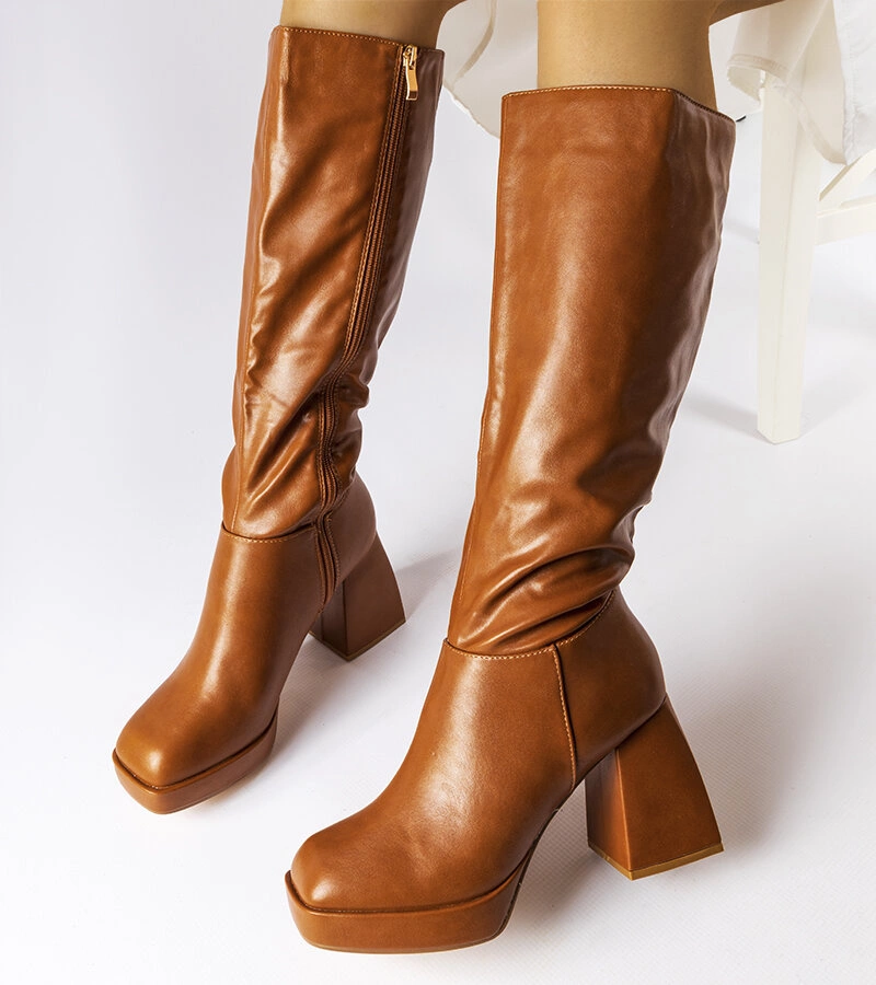 Brązowe kozaki na masywnym słupku