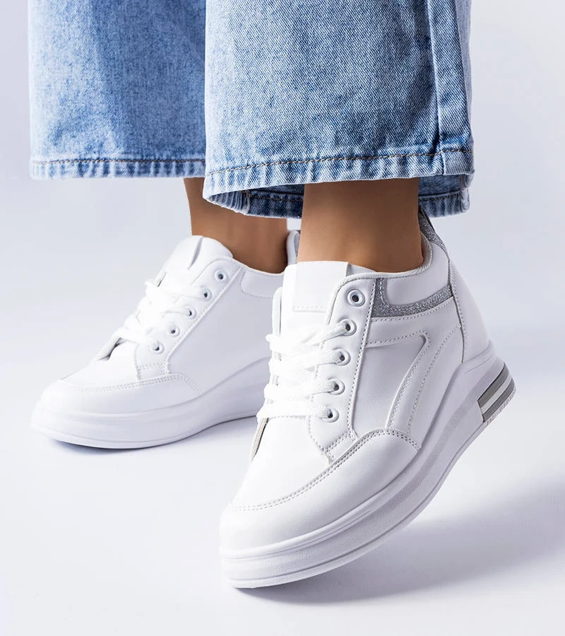 Białe sneakersy na koturnie z brokatowymi wstawkami