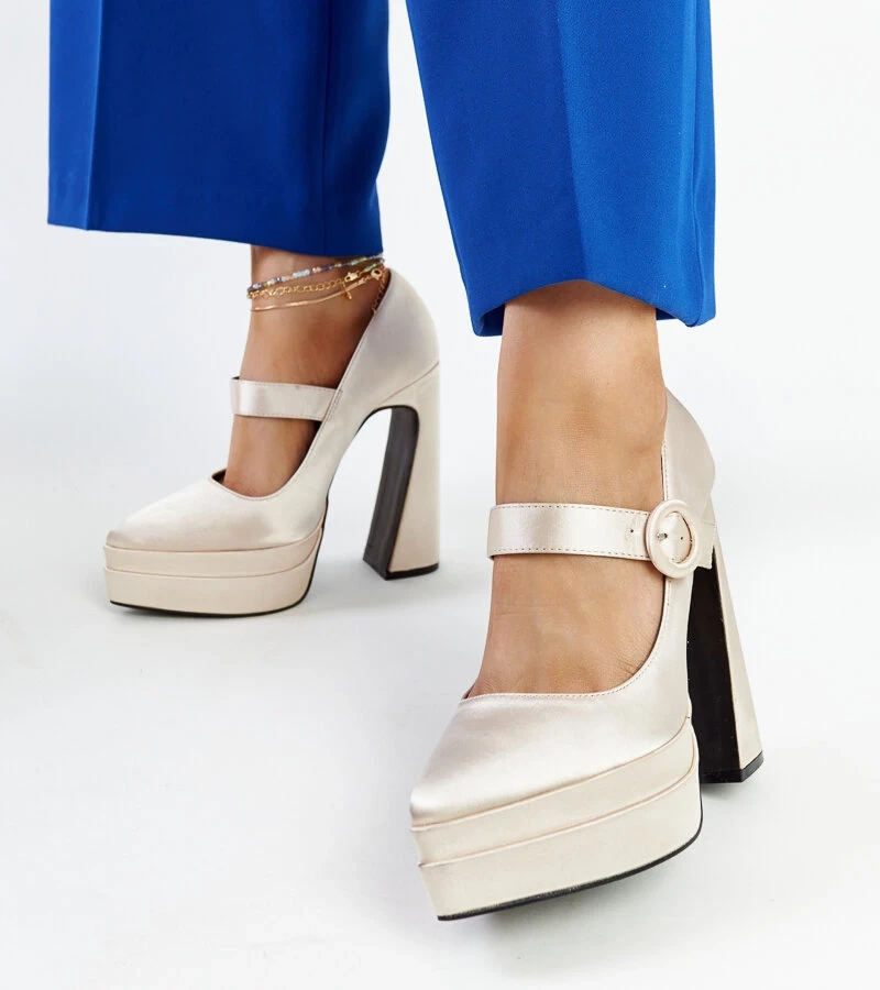 Jasnobeżowe czółenka na wysokim słupku