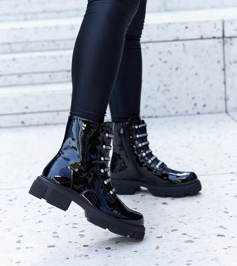 Czarne lakierowane botki z cyrkoniami